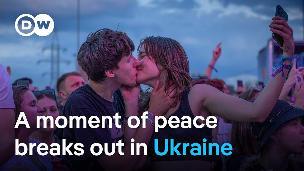 Ukraine: Music festival goes ahead as largest gathering since war began takes place | DW News