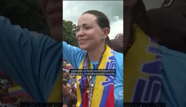 Venezolanos impiden que la policía confisque el camión de Machado