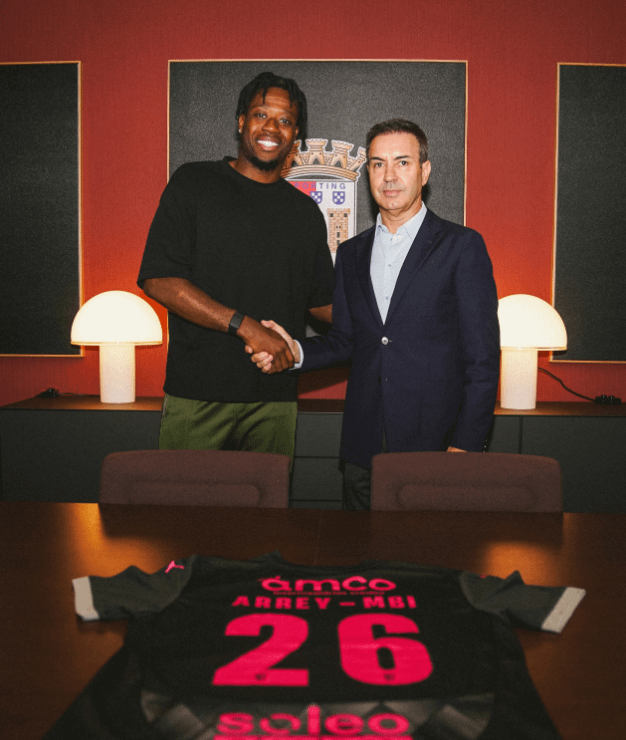 Bright Arrey-Mbi no Braga por 6,2 milhões de euros. O defesa-central alemão, de 21 anos, assina um contrato válido com o SC Braga para as próximas cinco temporadas (até 2029), ficando blindado por uma cláusula de rescisão de 50 milhões de euros.