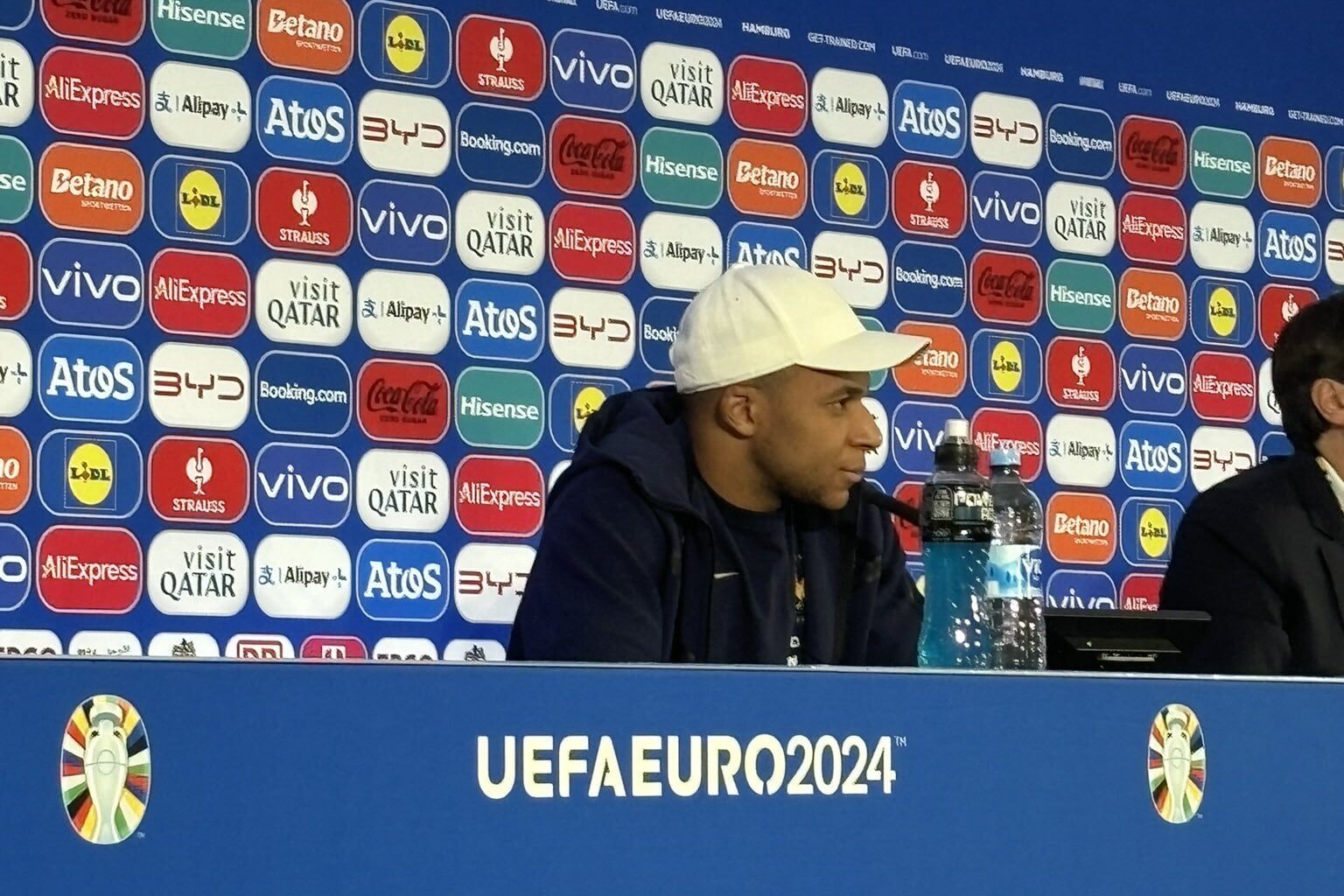 [Hawkins] Kylian Mbappé on Ronaldo: "It's an honor, everyone knows the admiration I have for the player. We are always in contact. He will remain a legend of the game but we hope to win tomorrow."