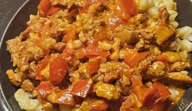 Geschnetzeltes (thin strips of meat, here pork, cooked in a creamy sauce) with peppers, on homemade Spätzle