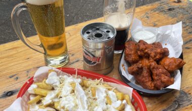 Wings and Fries with aioli and cheese in Berlin