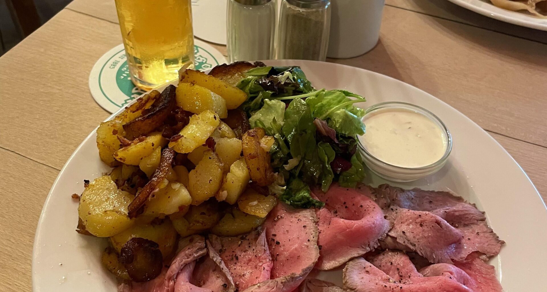 Roast beef and potatoes in Cologne