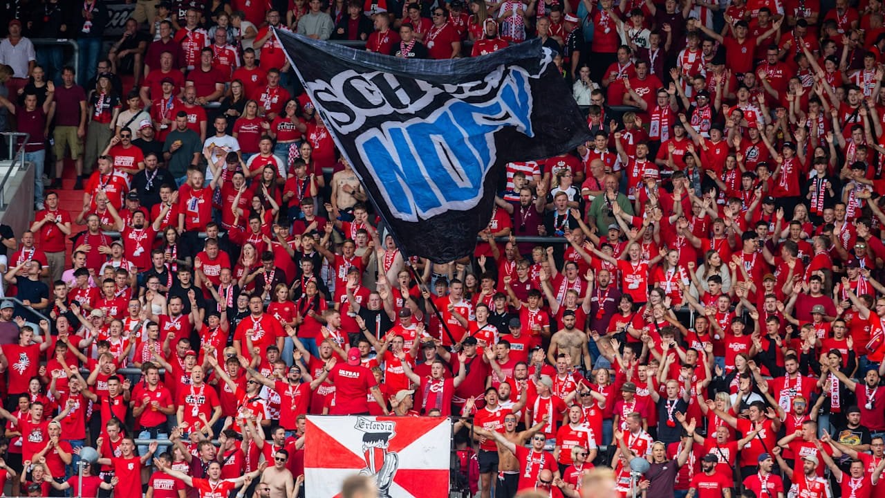 RW-Erfurt-Fans lassen Erik Weinhauer und seine Freundin nicht ins Stadion, weil er zum Erzrivalen Jena ging: "Wir wollten nur das Spiel sehen. Am Eingang haben uns zwei Fans mitgeteilt, dass wir nicht erwünscht sind. Ich wollte keinen Streit provozieren, also sind wir wieder gegangen."