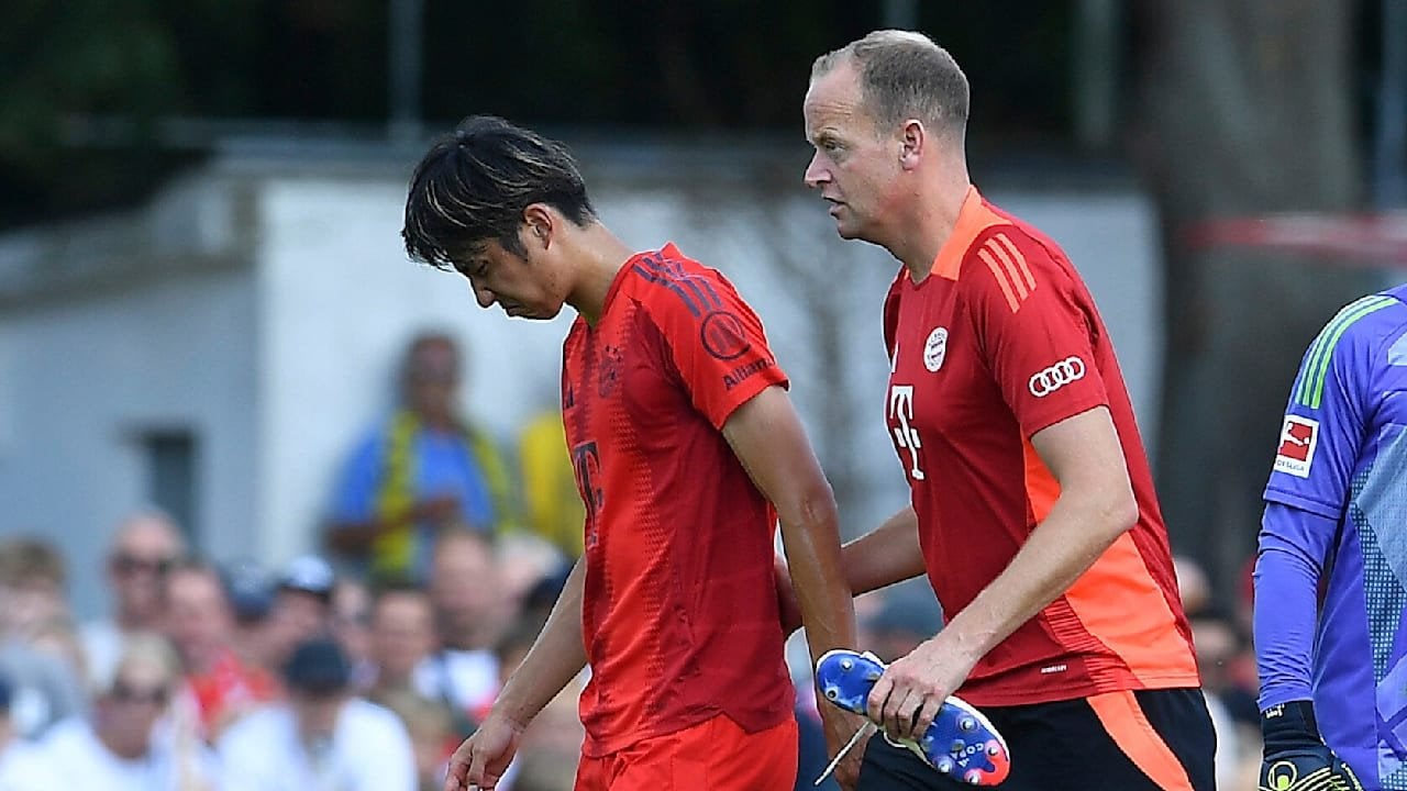 Bayern Neuzugang Hiroki Ito hat sich im Testspiel gegen Düren den Fuß gebrochen und fällt für unbestimmte Zeit aus