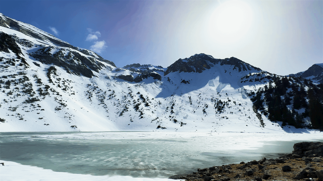 The two frozen mountain lakes inside the Soiern cirque near Krün in Bavaria, Germany, mid April this year. ❄️ A beautiful nature environment that is well worth a hiking tour, especially now in summer. ☀️ Anyone interested can delve deeper into the serene atmosphere of that day at my profile. ⛰️