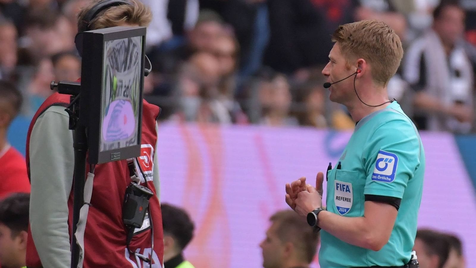 Schiri-Chef Kircher sieht Verbesserungspotenzial beim VAR: "Die Szenen, in denen der VAR überhaupt einzugreifen hat, müssen sich reduzieren. Wir wollen und brauchen die besten Entscheidungen und den entsprechenden Mut, sie auf dem Platz zu treffen - und nicht hinterher das beste Fehlermanagement."