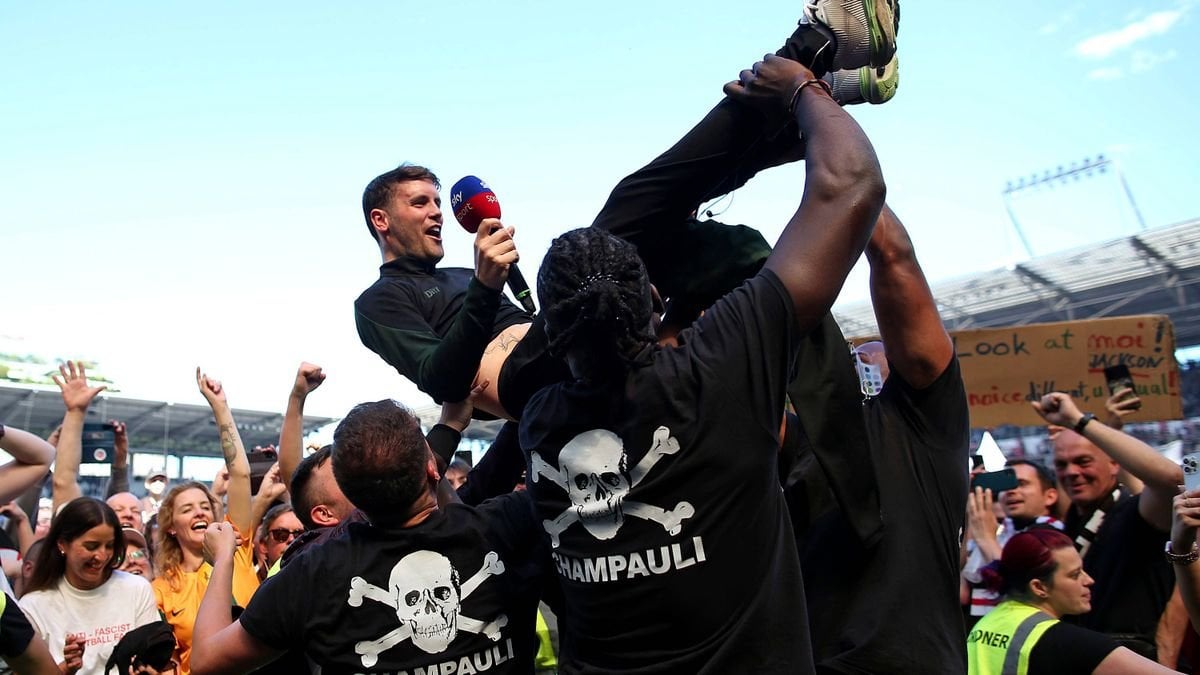 Hürzeler äußert Verständnis für Enttäuschung von St.-Pauli-Fans: "Dass es nun so gekommen ist, hat mich selbst überrascht. Der Klub hat mir viel gegeben, ich genauso St. Pauli. Nun bekommt der Verein für mich eine Rekord-Ablösesumme, die wieder gut investiert werden kann."