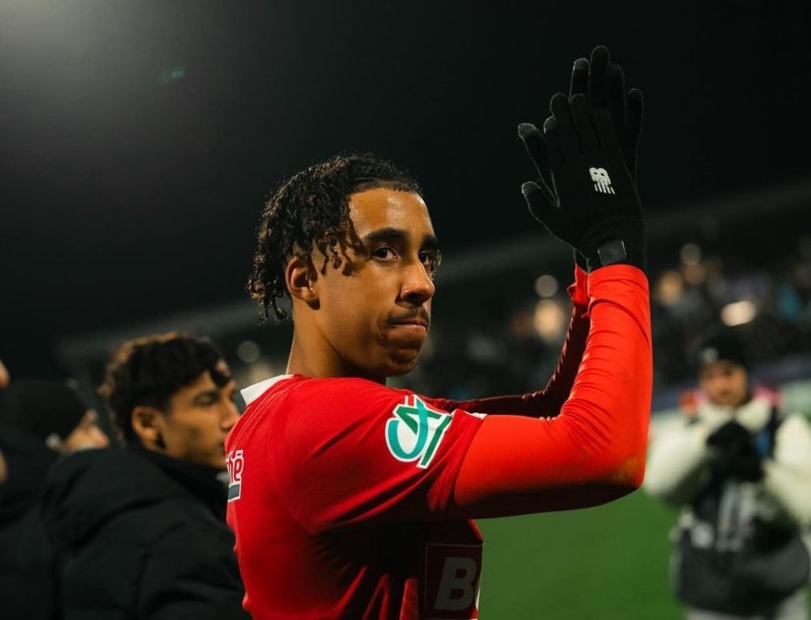 [Fabrizio Romano] Manchester United want to get Leny Yoro deal done as soon as possible to avoid any hijack. Contract proposal valid until June 2029 with an option for further season, salary increasing every year. Yoro, set to travel to England with his family.