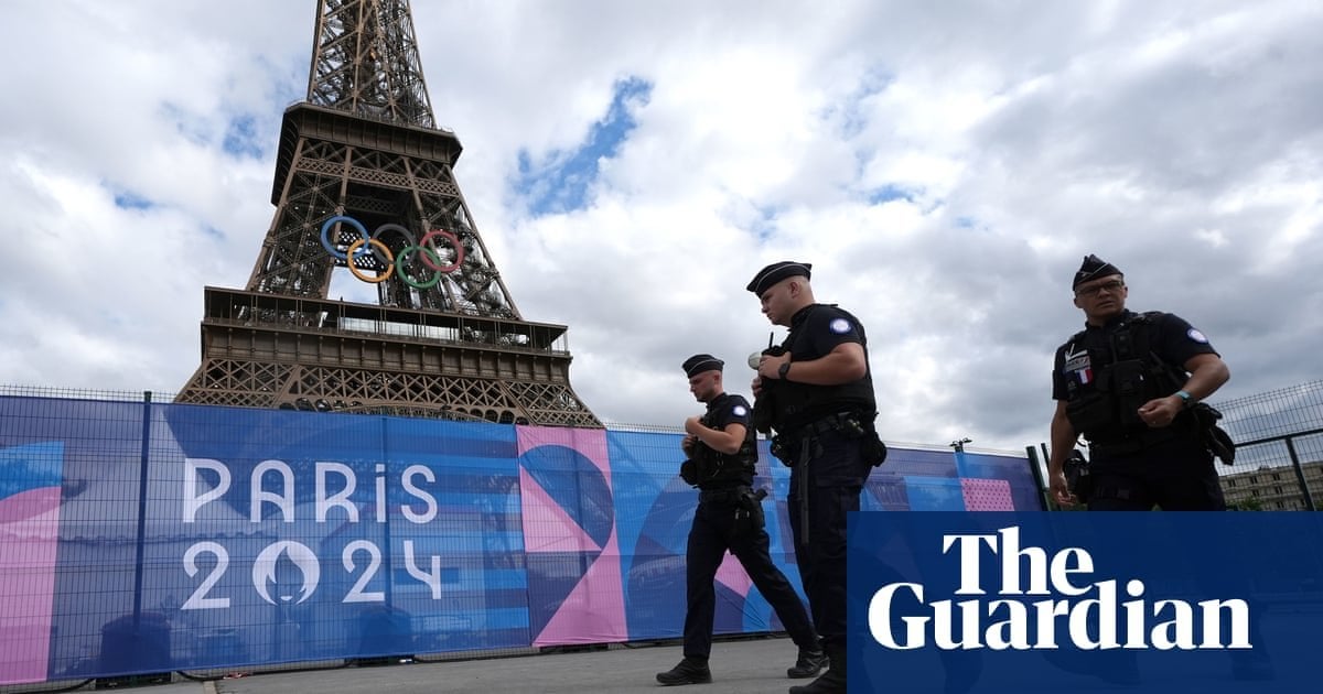 Merci au "The Guardian" de relever que depuis la seconde guerre mondiale Paris n’avait jamais été aussi militarisé 👇