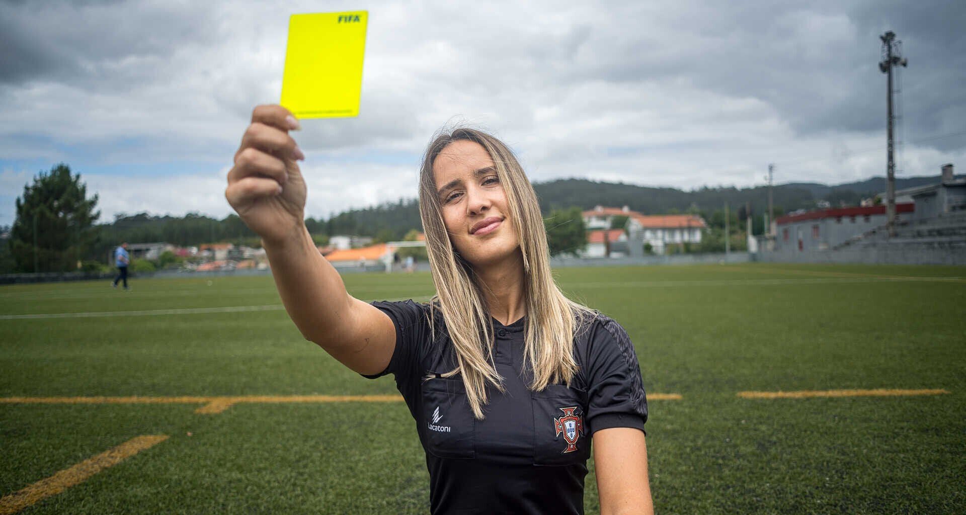 Uma árbitra no futebol masculino: "Acho que consigo chegar à I Liga em cinco anos"
