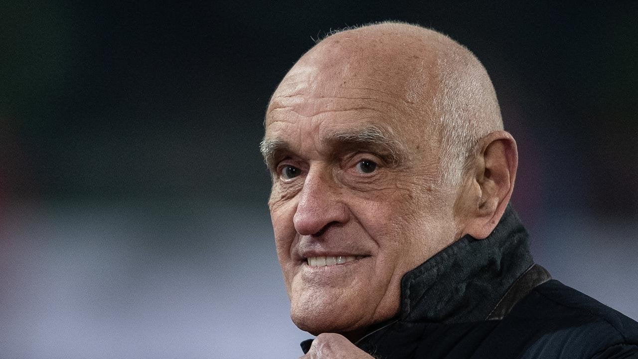 Martin Kind: "Was hat sich unter Watzke verändert? Da finde ich wenig bis gar nichts. Die Verhandlungen mit den Investoren wurden abgebrochen. Dadurch verliert man am Kapitalmarkt viel Vertrauen. Den Ultras wurde vermittelt: Ihr müsst nur Tennisbälle werfen, dann werden wir uns nicht durchsetzen."