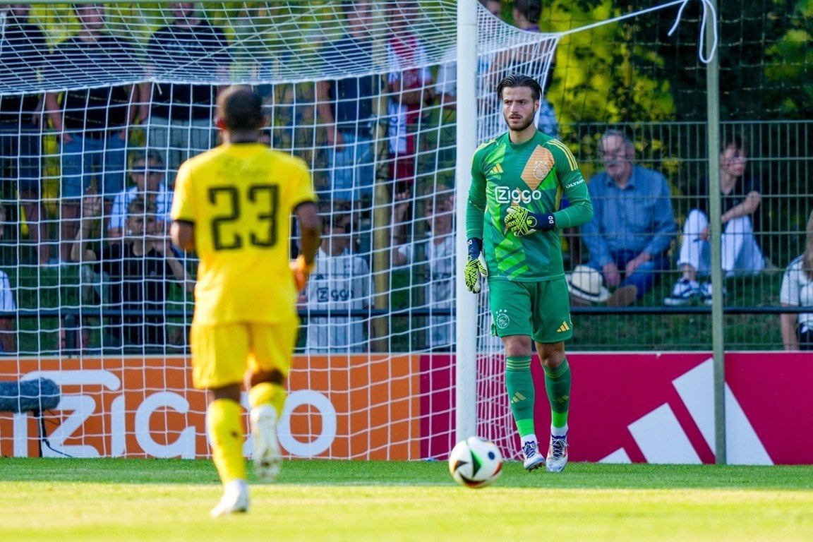 Niet Diant Ramaj, maar Remko Pasveer lijkt de eerste keeper van Ajax te gaan worden.