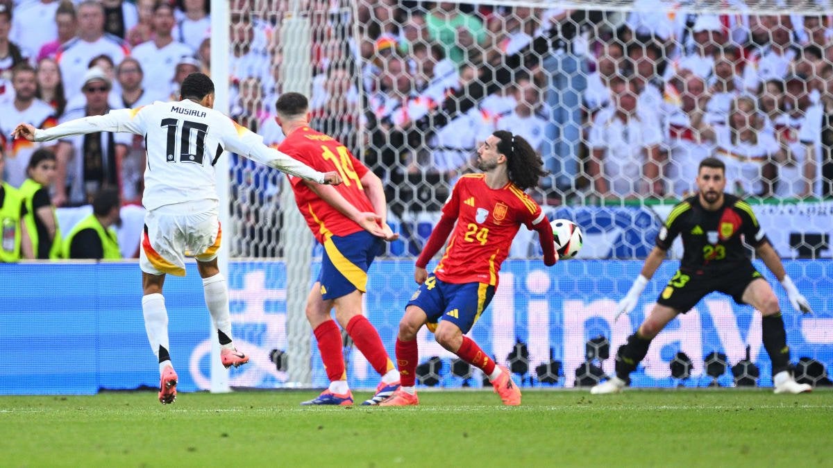 Cucurella über sein Handspiel: "Wenn die Schiedsrichter sagen, es ist kein Handspiel, dann respektiere ich das als Spieler natürlich. Ich verstehe die Zweifel, einige hätten ihn gegeben, andere nicht. Wir hätten uns aber auch beschweren können, dass Kroos hätte vom Platz fliegen müssen."