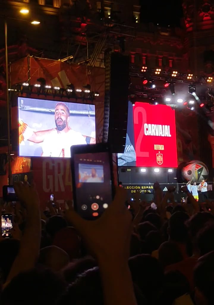 Carvajal celebrating the euros in Cibeles!