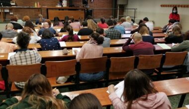 El 80% dels catalanoparlants canvien de llengua si els responen en castellà