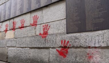 Tags de mains rouges au Mémorial de la Shoah à Paris : trois ressortissants bulgares proches de l'extrême droite arrêtés