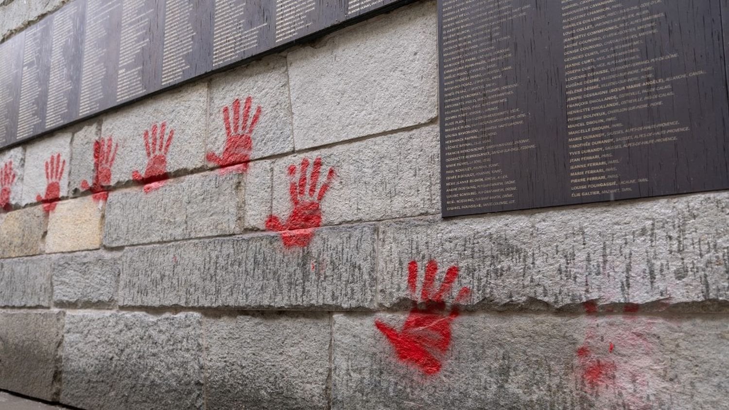 Tags de mains rouges au Mémorial de la Shoah à Paris : trois ressortissants bulgares proches de l'extrême droite arrêtés
