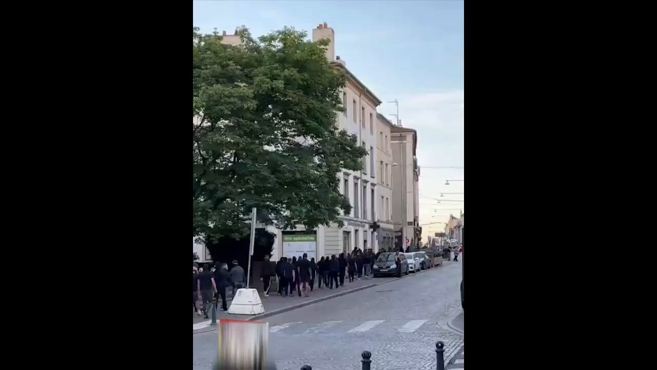 Hier à #Nancy, une milice fasciste, responsable de plusieurs agressions, a "patrouillé" les rues de la ville à la recherche des "gauchos". Pas de contrôles de police, pas d'interpellations, rien.