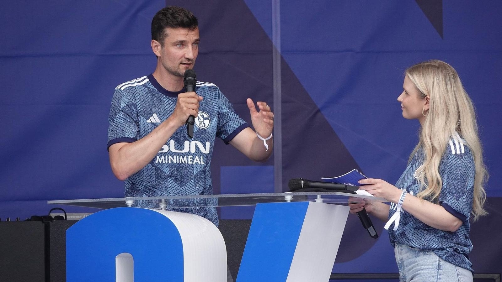 S04-Boss Tillmann: "Nach der letzten Woche, als das Berger Feld von den Swifties eingenommen wurde, ist es schön, dass alles wieder in Schalker Hand ist. In der nächsten Saison spielt Donezk hier in unserer Arena in der CL. Das ruft die Sehnsucht hervor, auch mit Schalke international zu sein."