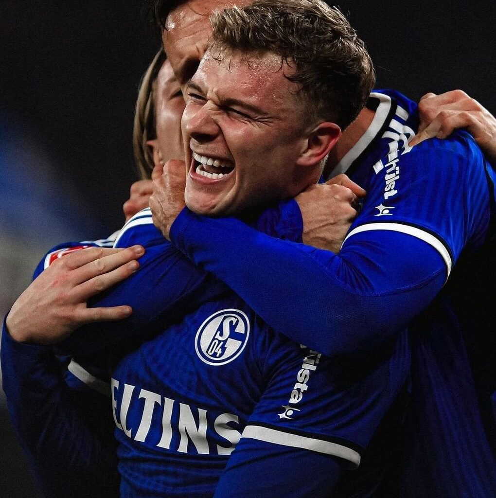 Holstein Kiel muss sein Angebot erhöhen, wenn man Derry John Murkin verpflichten will. Schalke sagt: Wenn Engelhardt (Fortuna Düsseldorf) für 8 Mio. € zu Como wechselt, muss Kiel auch mindestens 3 Mio. € für Murkin zahlen.