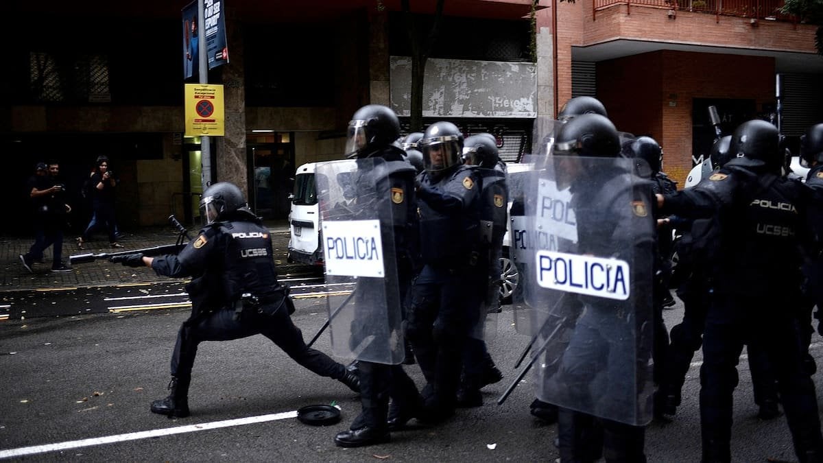 Amnistiados los 46 policías que agredieron a votantes durante el referéndum ilegal del 1 de octubre en Cataluña