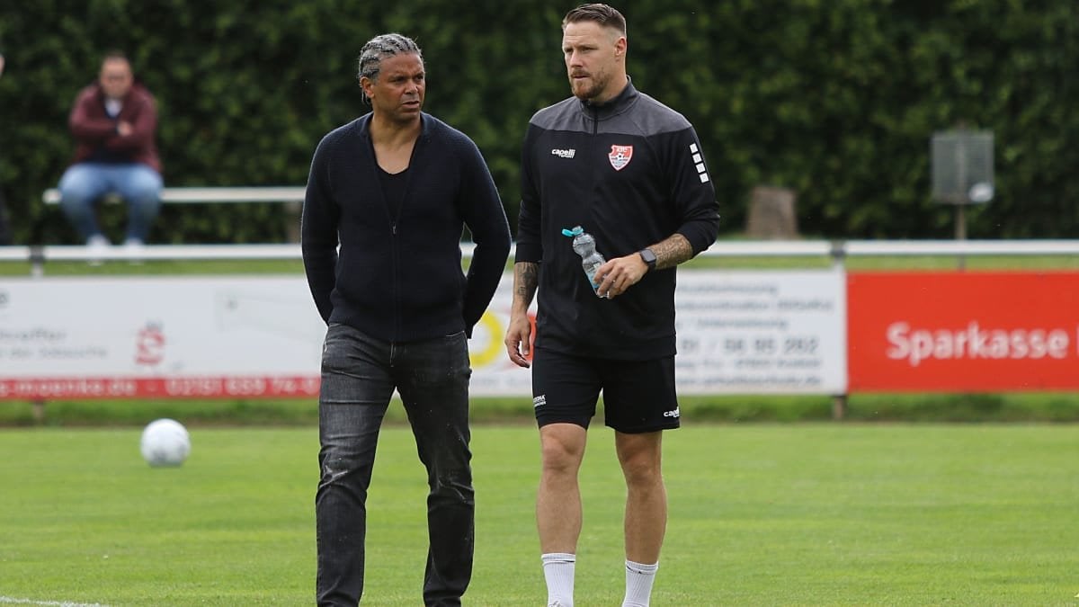 [KFC Uerdingen] Michél Mazingu-Dinzey wird nach wenigen Tagen Amtszeit seinen Cheftrainer-Posten abgeben und dafür die Rolle des Sportchefs übernehmen. Die vakante Position des Übungsleiters übernimmt René Lewejohann, der eigentlich als Co-Trainer vorgesehen war.