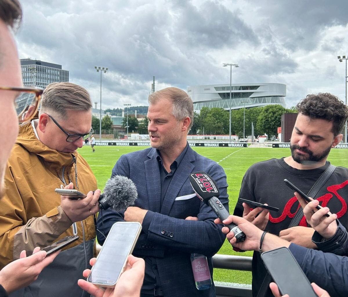 Fabian Wohlgemuth bestätigt die Transfers von Anton und Guirassy: „Beide haben uns darüber informiert, dass sie den Club verlassen werden.“ Die Ausstiegsklauseln wurden noch nicht gezogen. Beide sind noch VfB-Spieler, werden aber nicht mehr nach Stuttgart kommen.