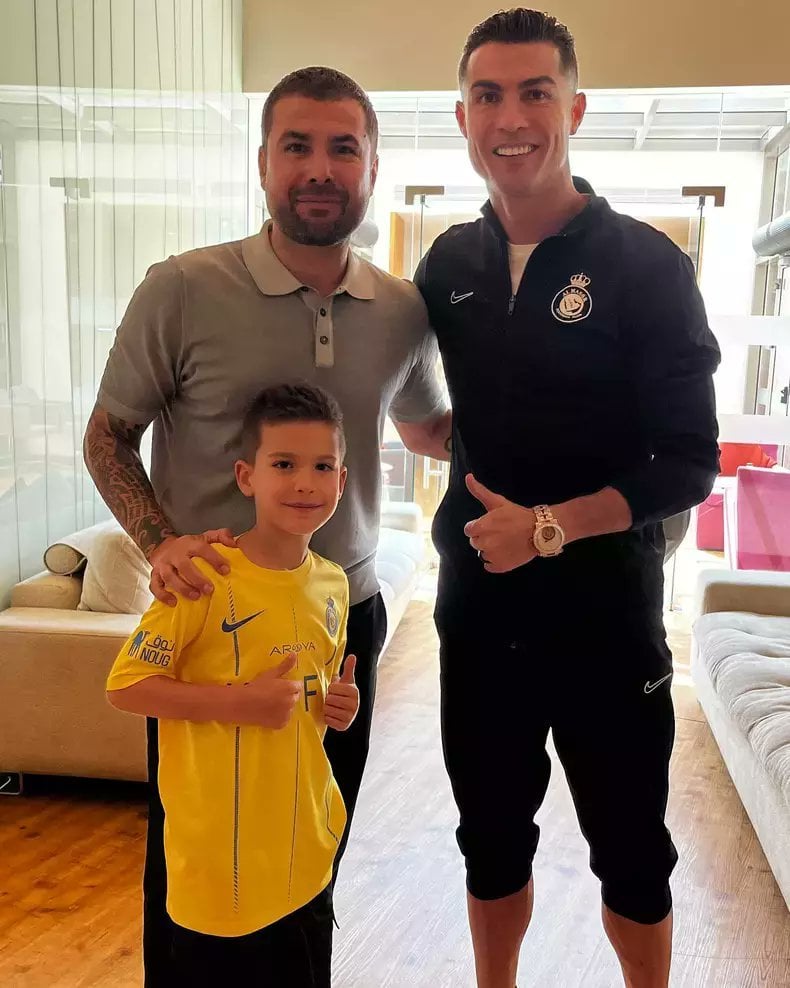 [Emishor] Mutu: "Cristiano Ronaldo's real motivation right now is to play at least a game alongside his son, Cristiano Jr. That's what keeps him going". Mutu visited Ronaldo in May.