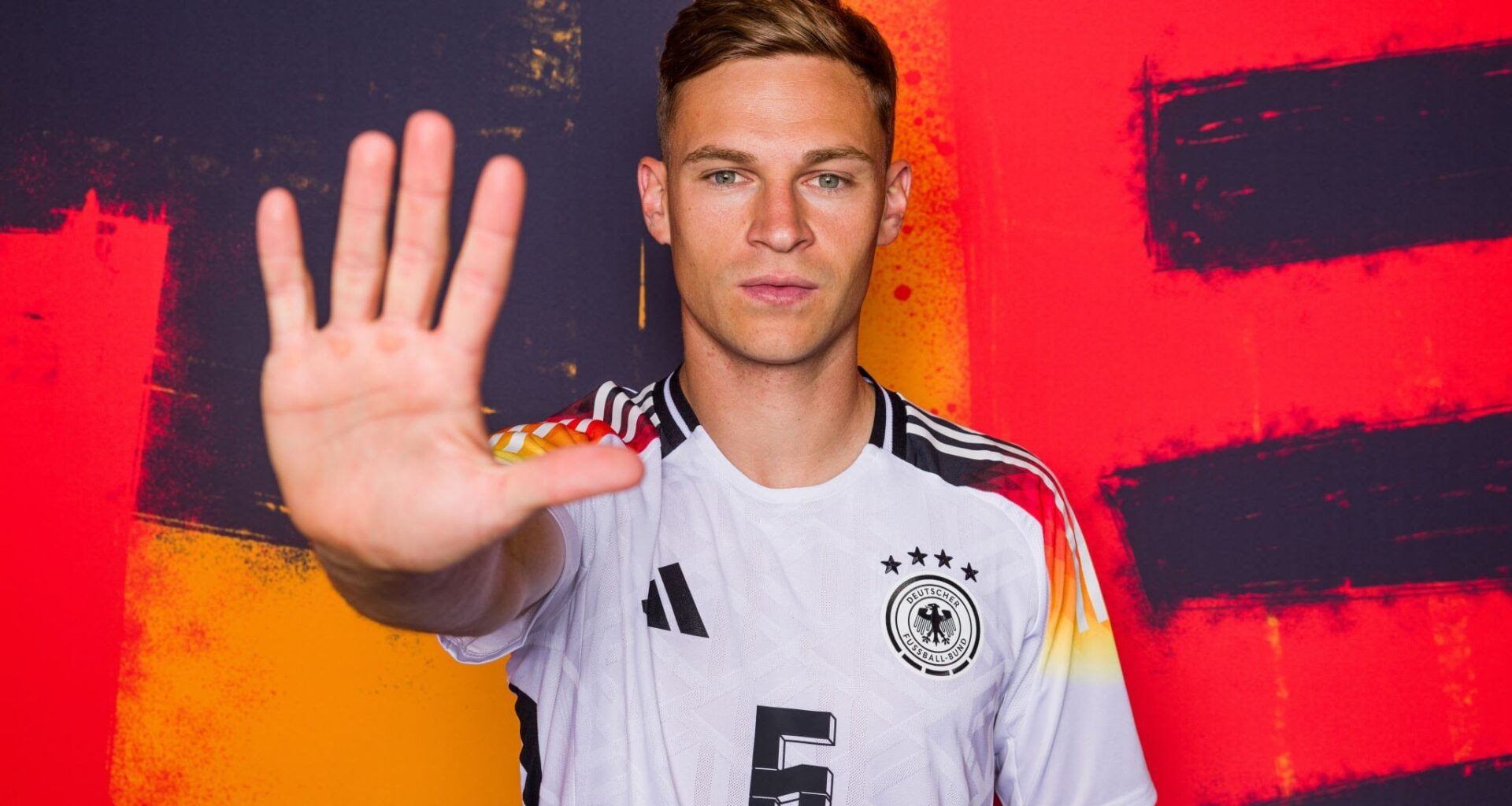 PSG have revived their interest in Joshua Kimmich and are trying to reach an agreement with the player. Bayern have opened the door for a potential sale [FabriceHawkins]
