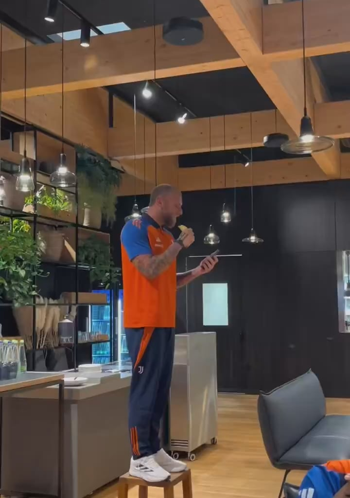 Karaoke night for new players! [Juventus on X]