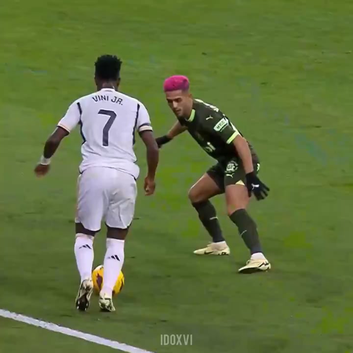 Throwback to When Vini completely Humiliated a Right-back 💫