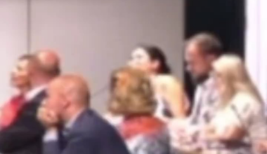 Se llama Noemí Selas y es concejala ultraderechista de VOX en Alcorcón con un sueldo de 50.000 euros. Antes fue concejala del PP en Leganés y recomendó contratar a una empresa de la Trama Púnica. Hoy ha acudido al pleno municipal con balas reglamentarias.