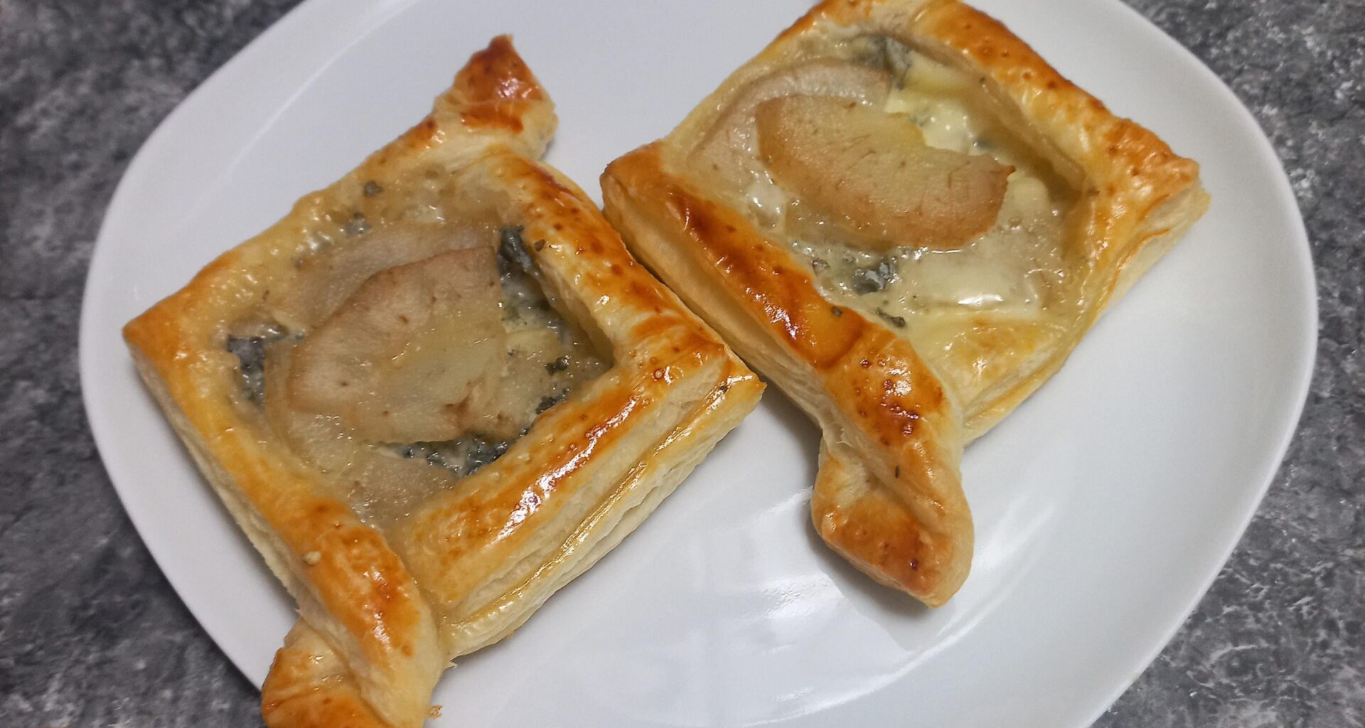 Puff pastry with blue cheese and pear