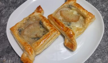 Puff pastry with blue cheese and pear