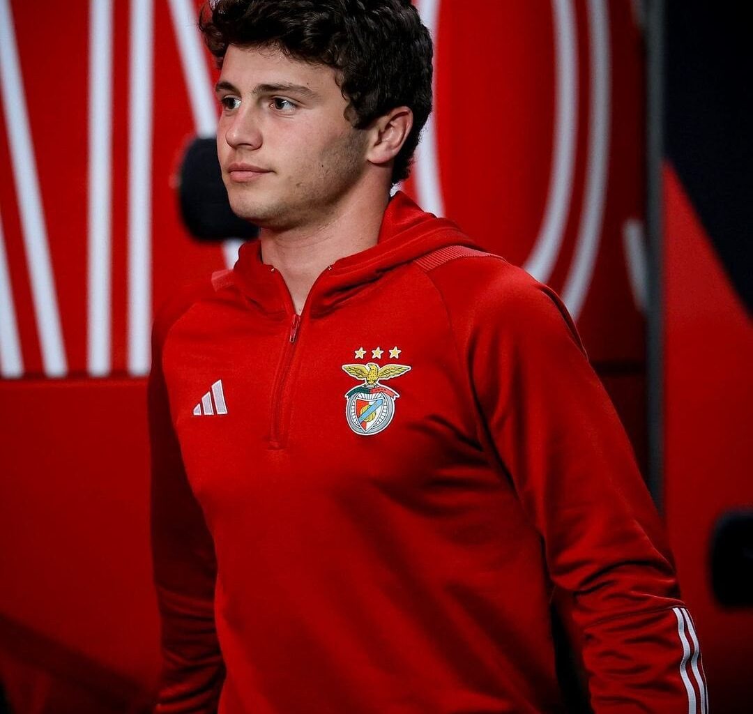 [Romano] Paris Saint-Germain are closing in on João Neves deal! New, positive round of talks again today.  PSG want to get it sealed next week.  Details of package being discussed after €70m fee + players to include for Benfica, like Renato Sánches.  Here we go, expected soon