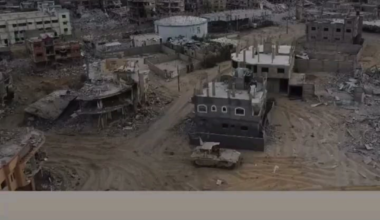 Des soldats de l'IDF explosent un réservoir d'eau à Rafah "en l'honneur de Shabbat". La musique : "Tirer et fuir, vous êtes comme des cafards, alors ne pleurez pas quand les exterminateurs arriveront. Démolir les bâtiments, évacuer les civils, la prochaine Nova aura lieu chez vous"