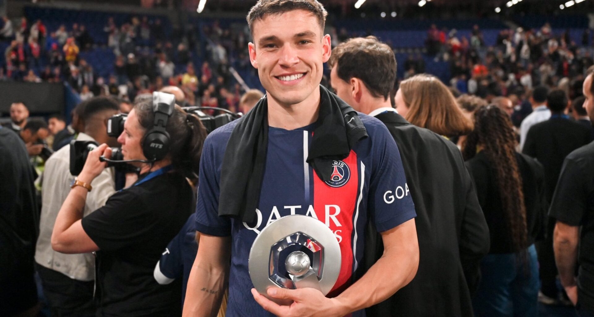 [Plettenberg] After finalizing the deal with Leny Yoro today, Manchester United is set to continue pushing for Manuel Ugarte!   Been told he’s still high on the list of MUFC and the 23 y/o central midfielder from PSG ist keen to join Man Utd and their new project.