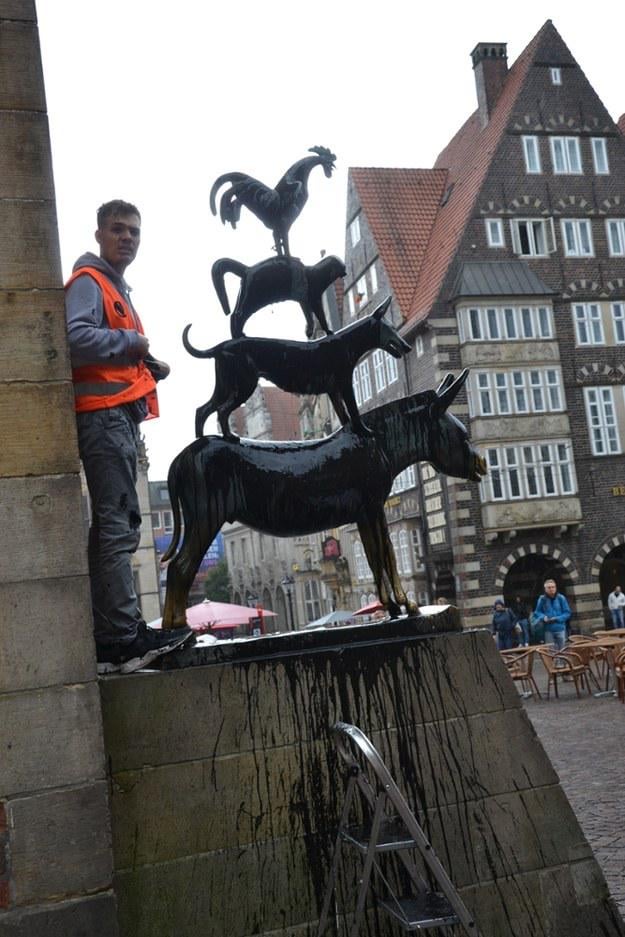 German eco-activists pour black paint over the statue of the four musicians from Bremen in Bremen, and explain that the paint is black because oil is black. (It is currently unknown if the paint was oil-based).