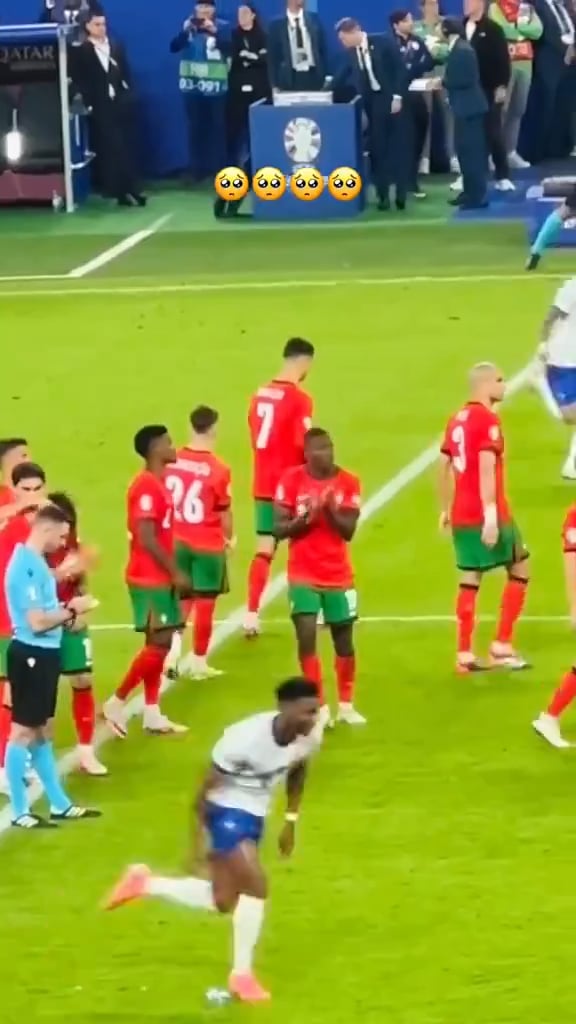 Ronaldo até se vira e vê toda a gente a confortar Félix, mas continua a afastar-se. Líder