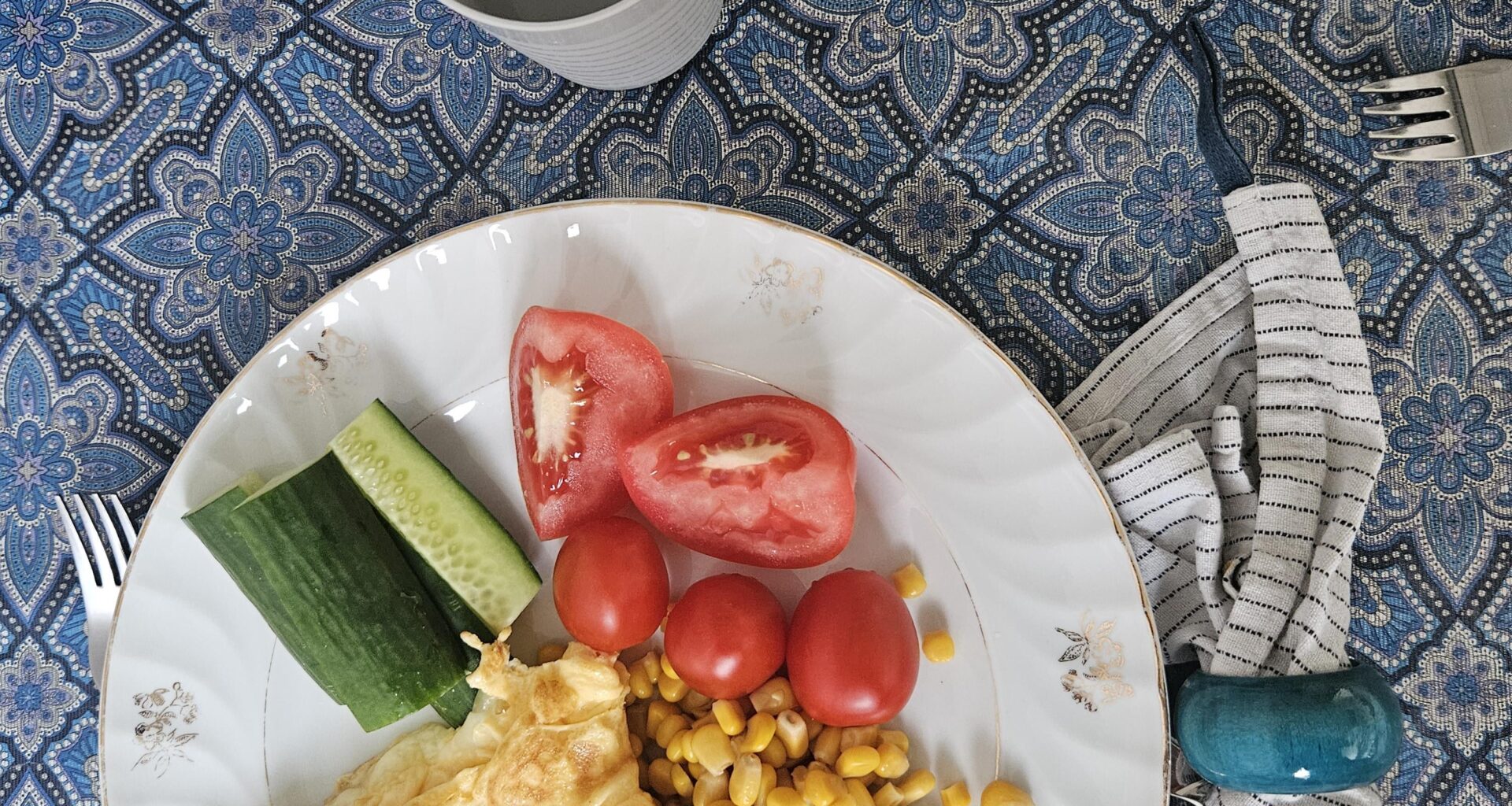 Kid dinner: Cheese omelette and vegetables