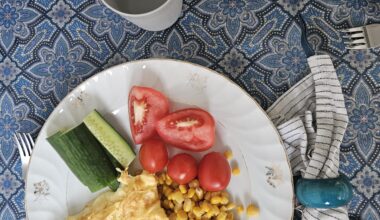 Kid dinner: Cheese omelette and vegetables