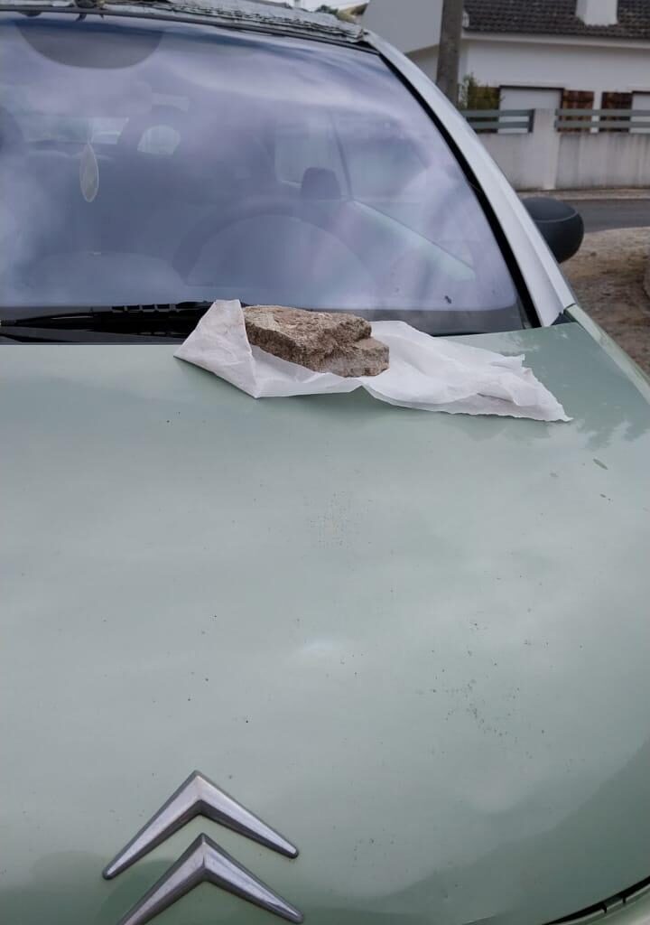Pedra no carro