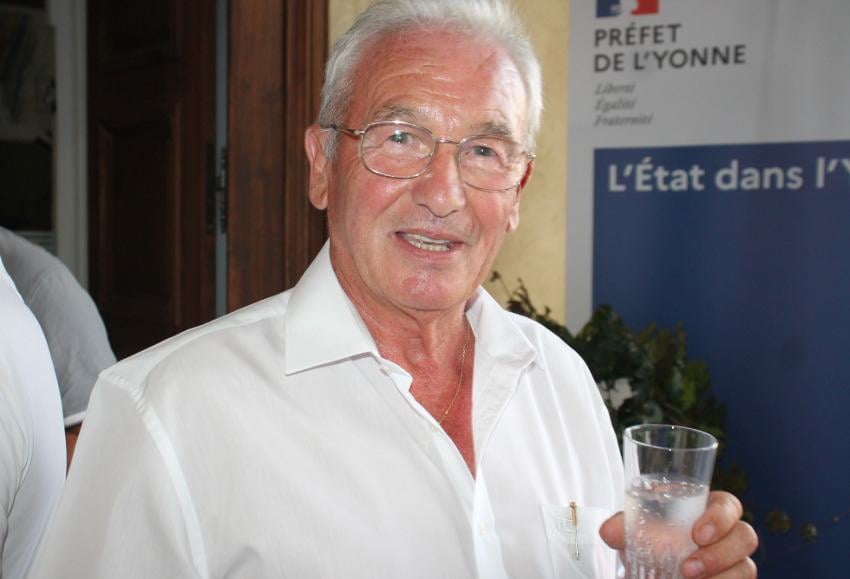 Daniel Grenon (RN), député fantôme de la 1ère circonscription de l'Yonne estime que "Les maghrébins n'ont pas leur place dans les hauts-lieux" et que l'IVG "n'a rien à foutre dans les droits constitutionnels"