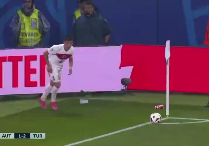 Arda Güler to the Austria fans after his assist. 😂
He was being pelted with bottles