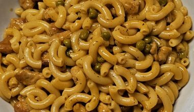 Hörnli (lit. small horns, a typical Swiss variety of elbow pasta), with a ragù of minced meat and various vegetables
