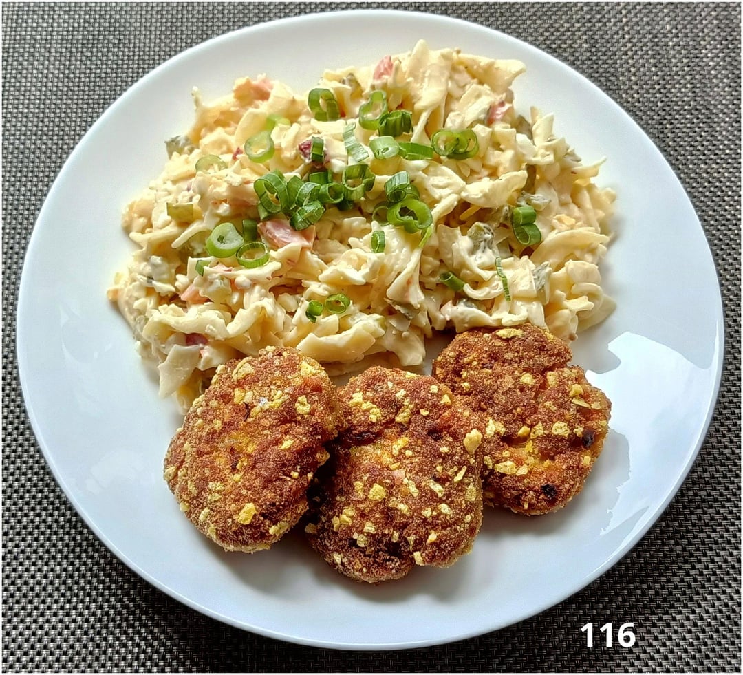 My weekend cooking: Saturday - Meatballs with peanut crisps and pasta salad with loaded vegetables and mayo. Sunday - Beef leg steak baked on mushrooms, new potatoes and sauce made from fresh dill, butter and cream 😋