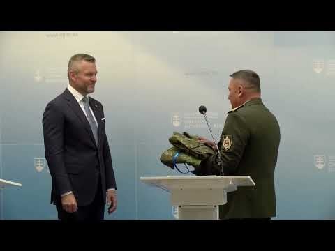 Vojak si zavtipkoval s Pellegrinim o neprestrelnej veste pod uniformou (1:13).