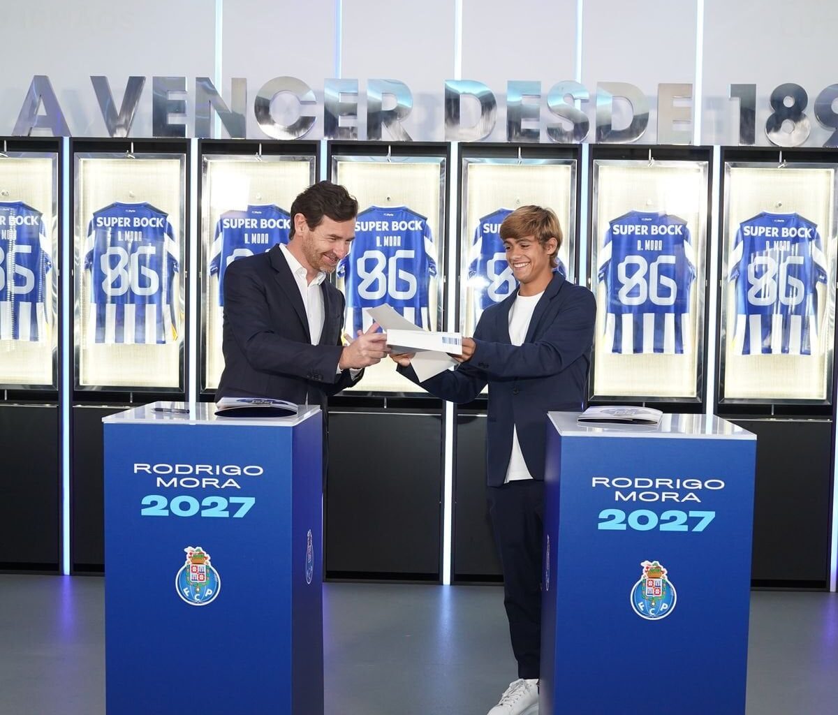 Rodrigo Mora renova com o FC Porto