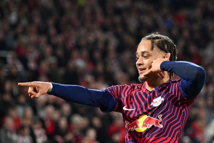 [Fabrice Hawkins] Bayern have reached an agreement with Xavi Simons over the salary (fixed €6m gross per year that can go up to €12m). Bayern and PSG are in negotiations, but RB Leipzig are still there